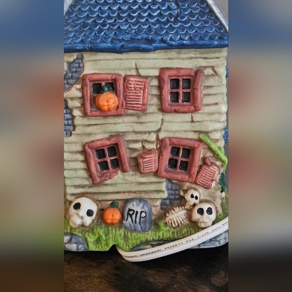 Light-Up Haunted House Halloween Decor - Picture 10 of 12